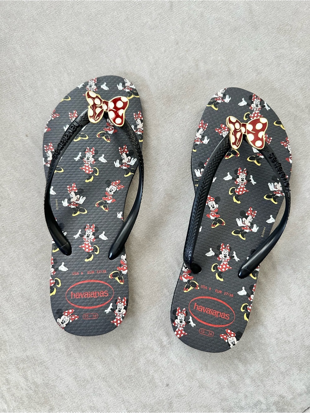 NWT Havaianas Black Minnie Mouse Flip Flops with Red Bow Accents